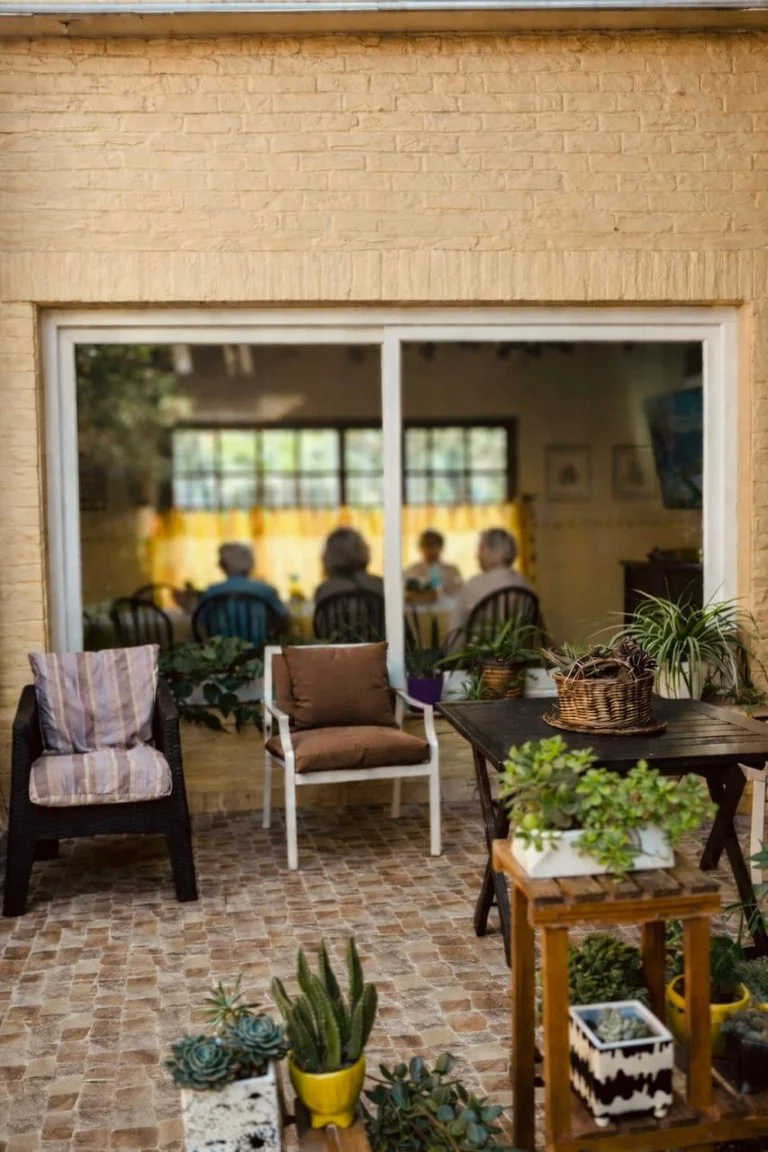 Detalle del jardín arbolado de la residencia